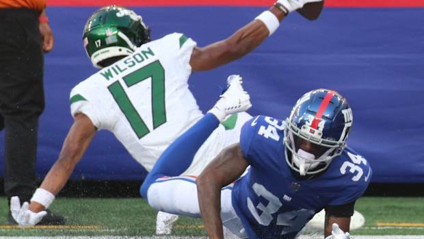 Jets' WR Garrett Wilson (17) makes a touchdown catch vs. the Giants
